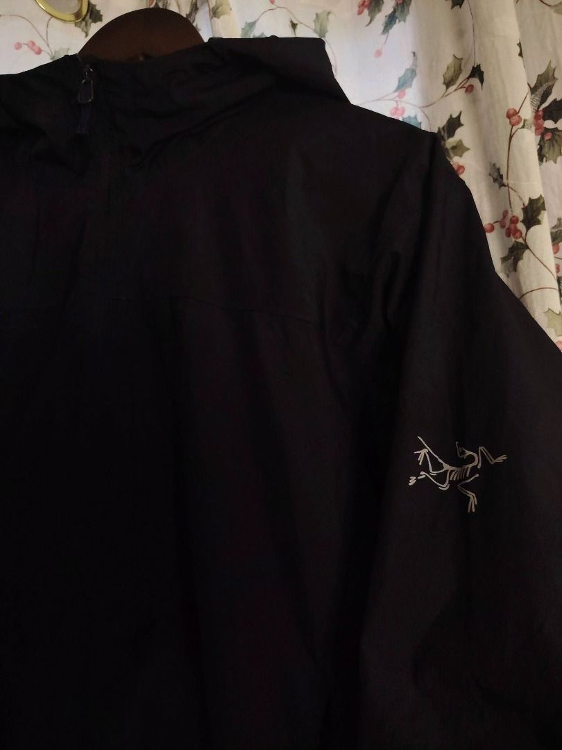 ARCTERYX GORETEX REFLECTORIZED SLEEVE LOGO LIGHT JACKET // XL (Category: Activewear) located in Legazpi City. Submitted by urbangarmentsarch4500 (Listing ID 1462380080, Image 2). Description: ARCTERYX REFLECTORIZED SLEEVE LOGO LIGHT JACKET XL W 24 L 28 issue yung dulo lang need ipaayos smooth pa zipper (Check last pic) Color rate 10/10 Presyohan niyo na ipaayos niyo nalang din ⛰️📲 --- ‼️w/ FREE STICKERS FOR EVERY PURCHASE⁉️ 🛒🛒🛒 BUY. SELL. TRA