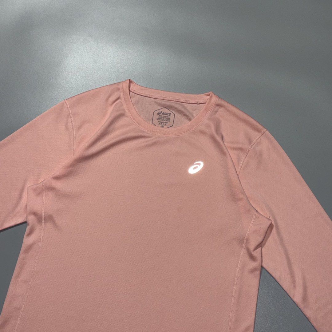 ASICS Modern Reflective Long Sleeve Top (Category: Activewear) located in Tayabas. Submitted by tayabaskartell (Listing ID 1462404870, Image 2). Description: ASICS Modern Reflective Long Sleeve Top Clean modern ASICS performance top featuring lightweight knit and reflective logo. ASICS has long been celebrated as a premier Japanese athletic equipment and apparel manufacturer, recognized globally for performance running gear. This garment represen