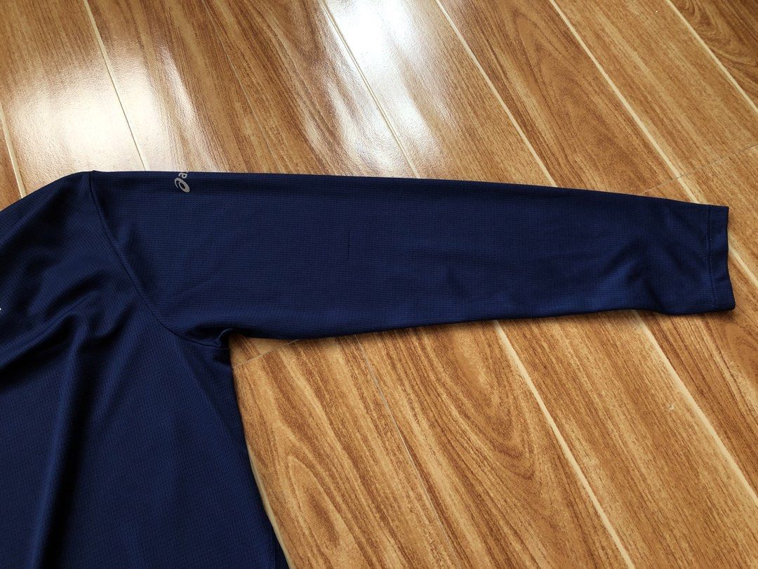 Asics Navy Blue Long Sleeve (Category: Tshirts & Polo Shirts ) located in Tarlac. Submitted by f8njcgvfqy90581 (Listing ID 1462358776, Image 3). Description: - Navy blue Asics long-sleeved shirt - Designed for athletic wear - Features Asics logo on the sleeve - Great for running and training.