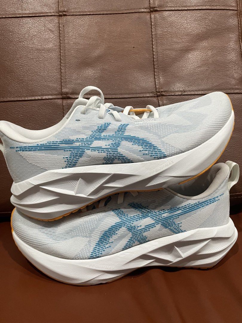 Asics Novablast 5 9US (Category: Sneakers) located in Imus. Submitted by daaayan123 (Listing ID 1462279031, Image 1). Description: .
