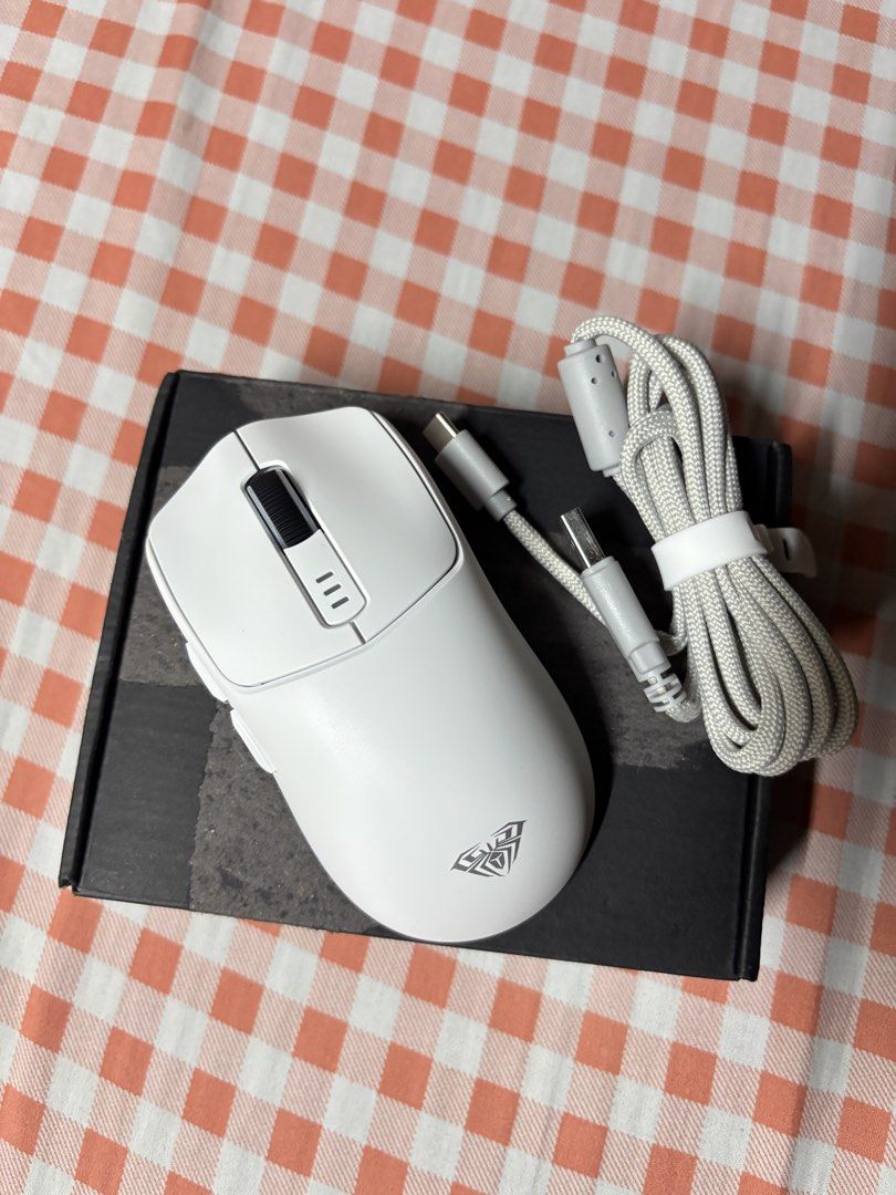 AULA SC580 White Wireless Gaming Mouse (Category: Mouse & Mousepads) located in Manila. Submitted by andreaaaaay (Listing ID 1462349698, Image 2). Description: - White AULA SC580 Mouse - Connects via Bluetooth or 2.4G Wireless - Type-C charging port (cable included) - Ideal for gaming and everyday use.