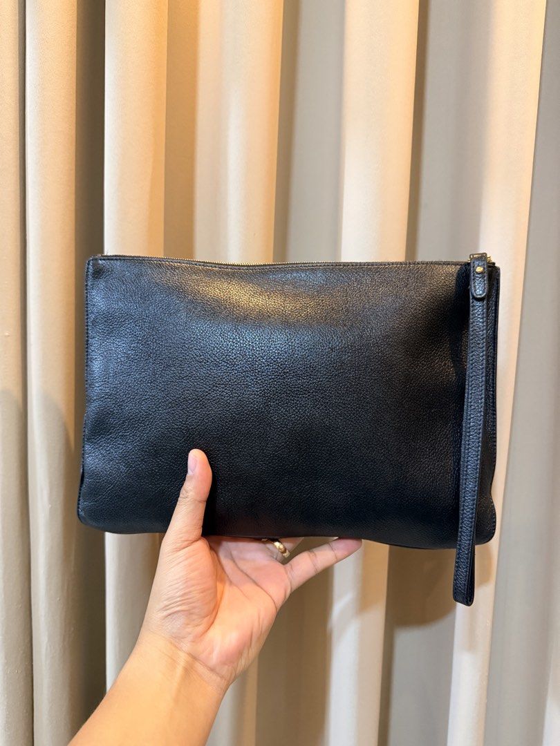 Authentic Balenciaga Everyday Clutch (Category: Belt bags, Clutches and Pouches) located in Candaba. Submitted by beyondcollection (Listing ID 1462364911, Image 2). Description: - authentic - A condition - pwede video call - pwede meetup.