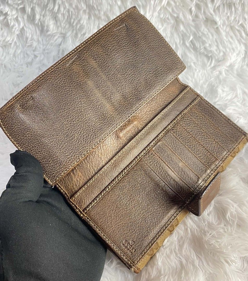 AUTHENTIC GUCCI CONTINENTAL FLAP LONG WALLET (Category: Luxury Bags & Wallets) located in Bayombong. Submitted by Gentlemans_ClosEt (Listing ID 1462386497, Image 3). Description: AUTHENTIC GUCCI CONTINENTAL FLAP LONG WALLET 💯 % GUARANTEED AUTHENTIC GOOD CONDITION ISSUE? PLEASE VIEW LAST TWO PIC.