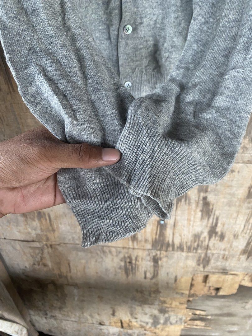 Authentic PLAY CDG (Category: Others Tops) located in Padada. Submitted by mericbanabana (Listing ID 1462266769, Image 2). Description: Authentic/legit cdg play moneybwck guaranted if proven fake. 5 digits yan sa retail 100% wool Buttons made in mother of pearl.