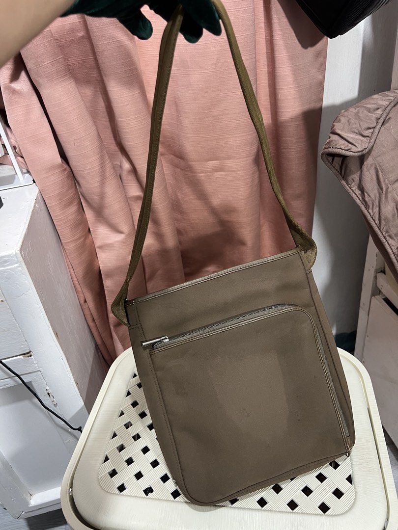 authentic samsonite shoulder bag (Category: Shoulder Bags) located in Baguio. Submitted by mercedeshermosamoran (Listing ID 1462357367, Image 1). Description: lightweight but very sturdy/ can fit umbrella, water bottle can carry heavy loads no flaws/ needs washing lng with lots of compartments water resistant L- 11 inches W- 10 inches.