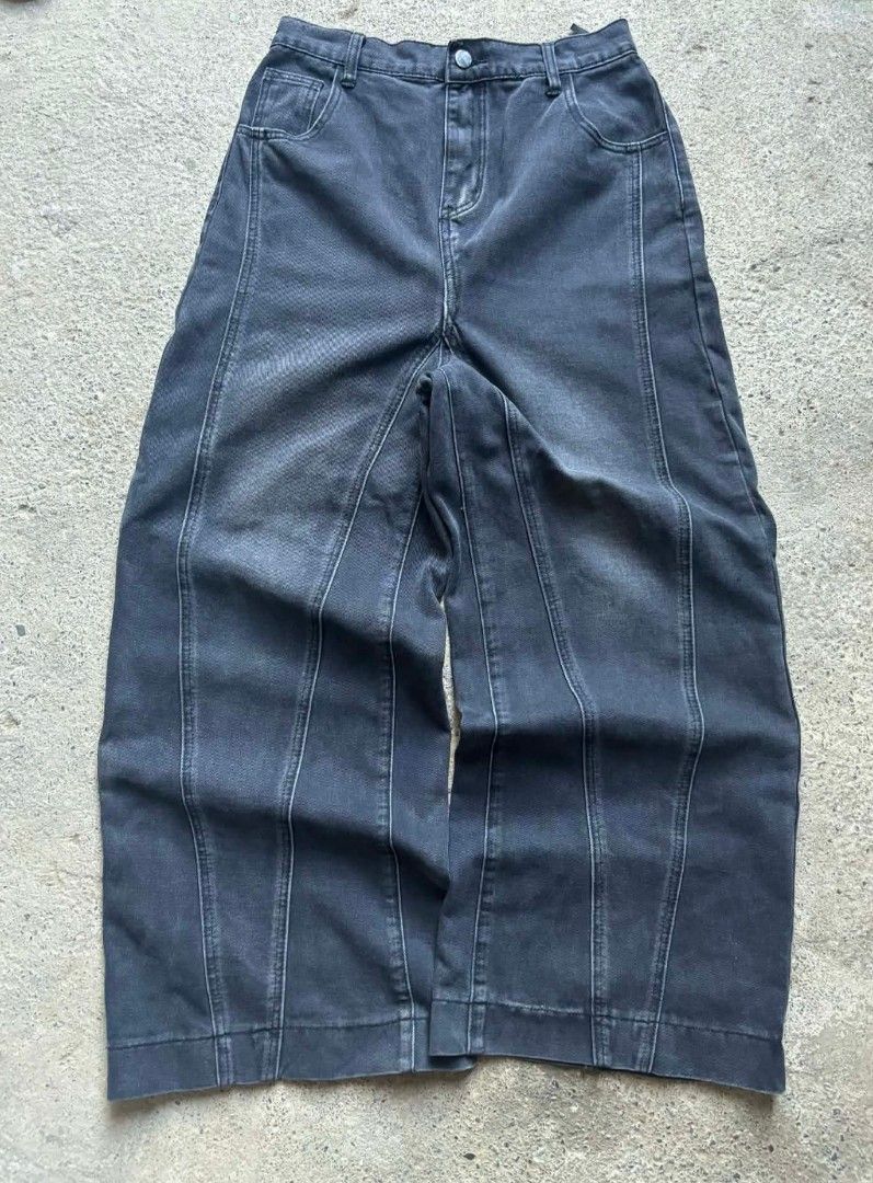 Baggy Black Wash Denim (Category: Jeans) located in Manila. Submitted by dr3wzxy_606 (Listing ID 1462392550, Image 1). Description: .