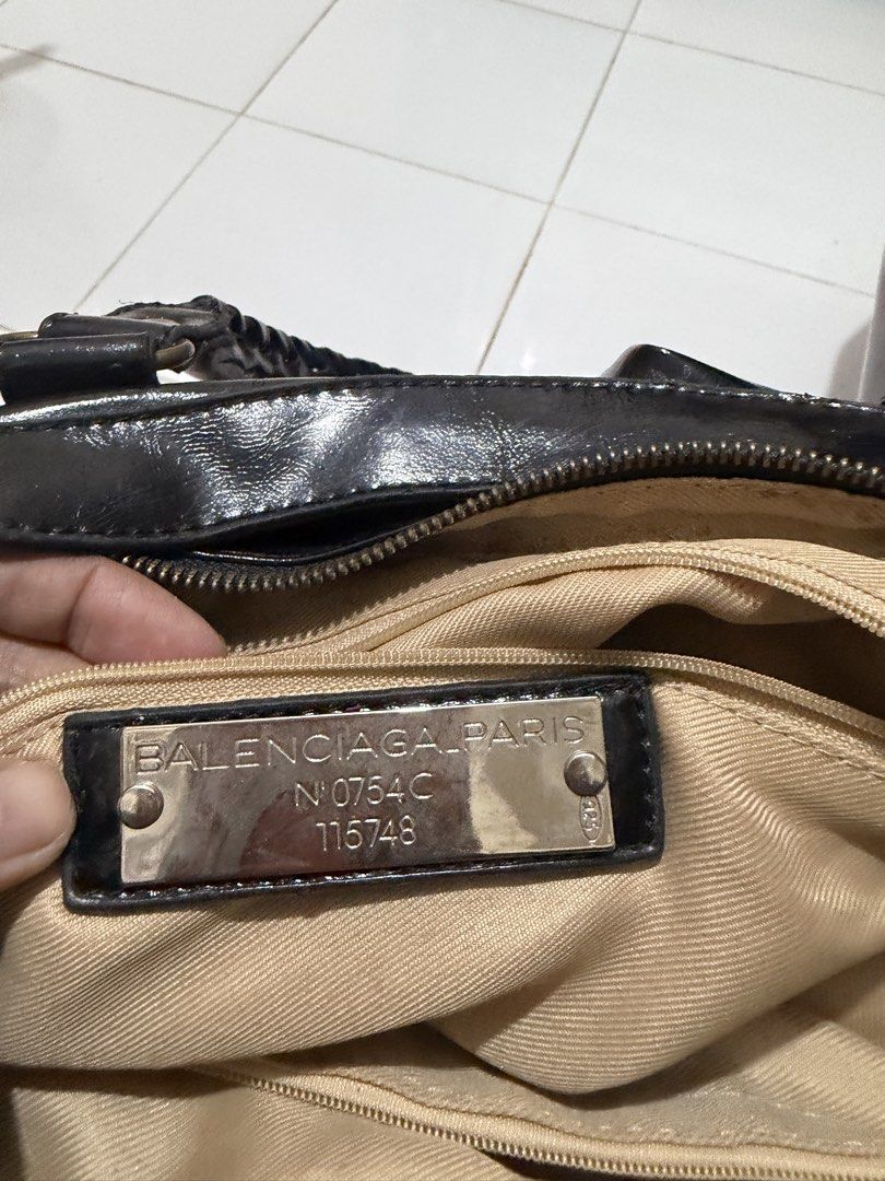 Balenciaga city (Category: Shoulder Bags) located in Calamba. Submitted by angelspetdogs (Listing ID 1462414196, Image 2). Description: Preloved balenciaga no mirror as is.