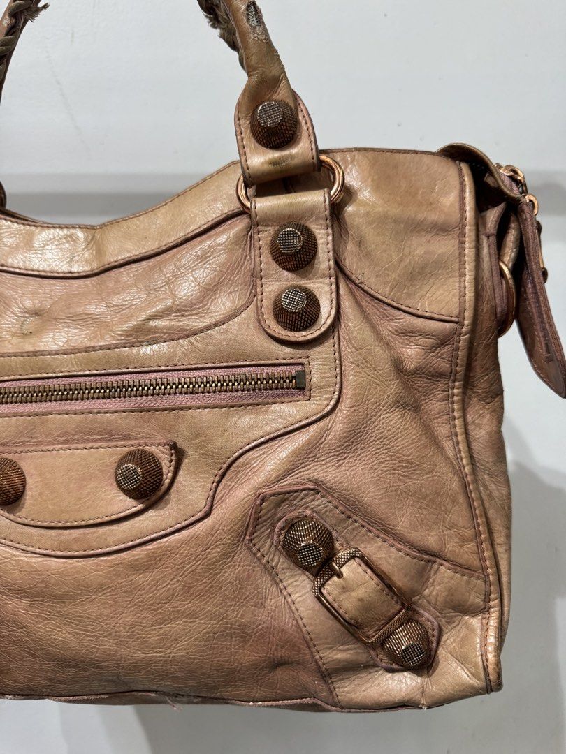 Balenciaga giant 21 (Category: Luxury Bags & Wallets) located in Quezon City. Submitted by streetgallerygarments (Listing ID 1462379706, Image 2). Description: Balenciaga Giant 21 City bag, featuring signature textured rose gold hardware Condition 9/10 Issue check on photo Courier Jnt/LBC/Lalamove .
