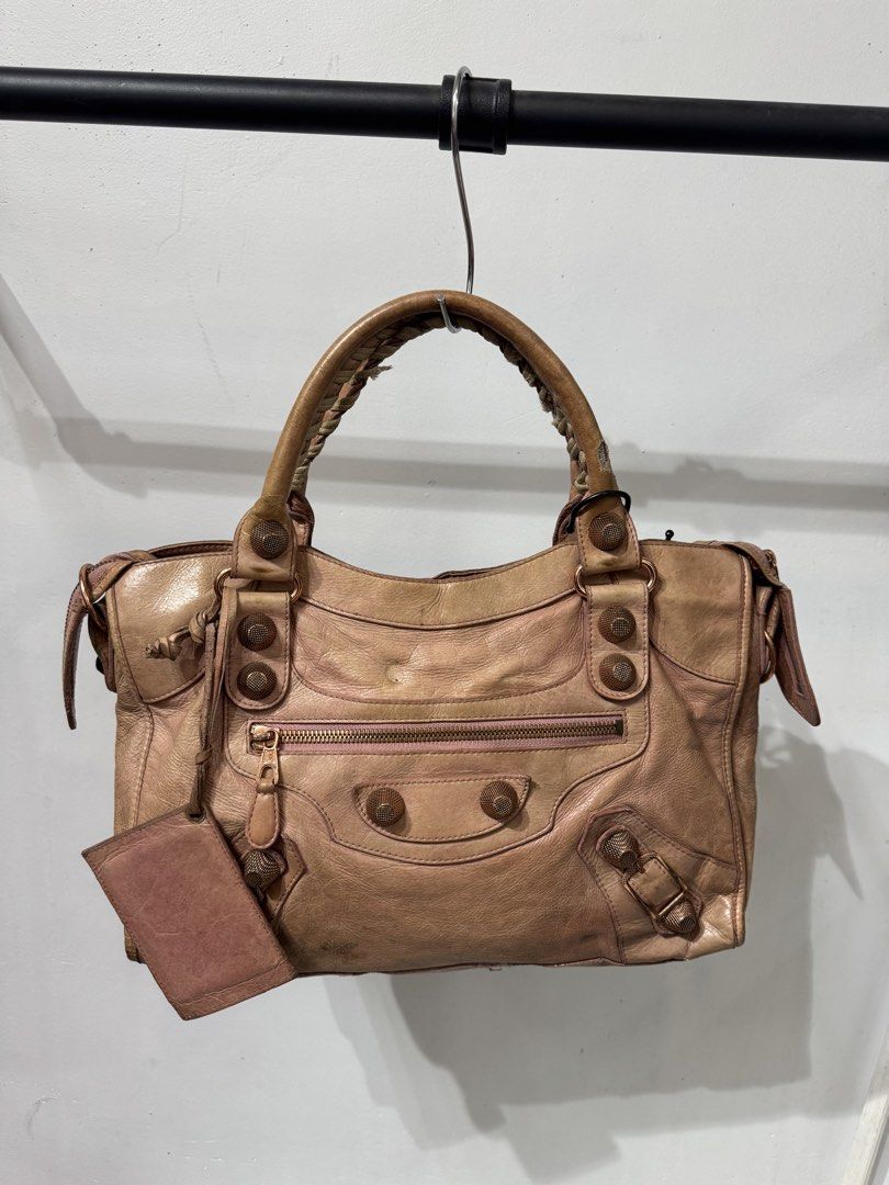 Balenciaga giant 21 (Category: Luxury Bags & Wallets) located in Quezon City. Submitted by streetgallerygarments (Listing ID 1462379706, Image 1). Description: Balenciaga Giant 21 City bag, featuring signature textured rose gold hardware Condition 9/10 Issue check on photo Courier Jnt/LBC/Lalamove .