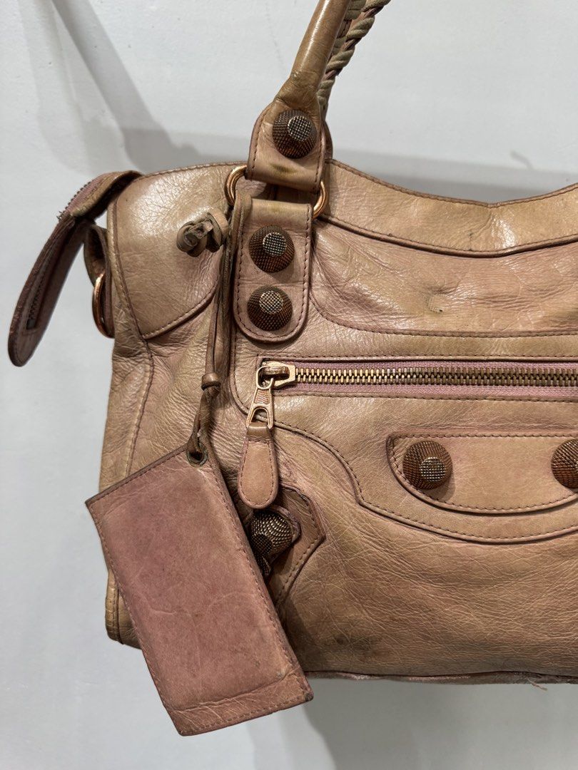 Balenciaga giant 21 (Category: Luxury Bags & Wallets) located in Quezon City. Submitted by streetgallerygarments (Listing ID 1462379706, Image 3). Description: Balenciaga Giant 21 City bag, featuring signature textured rose gold hardware Condition 9/10 Issue check on photo Courier Jnt/LBC/Lalamove .
