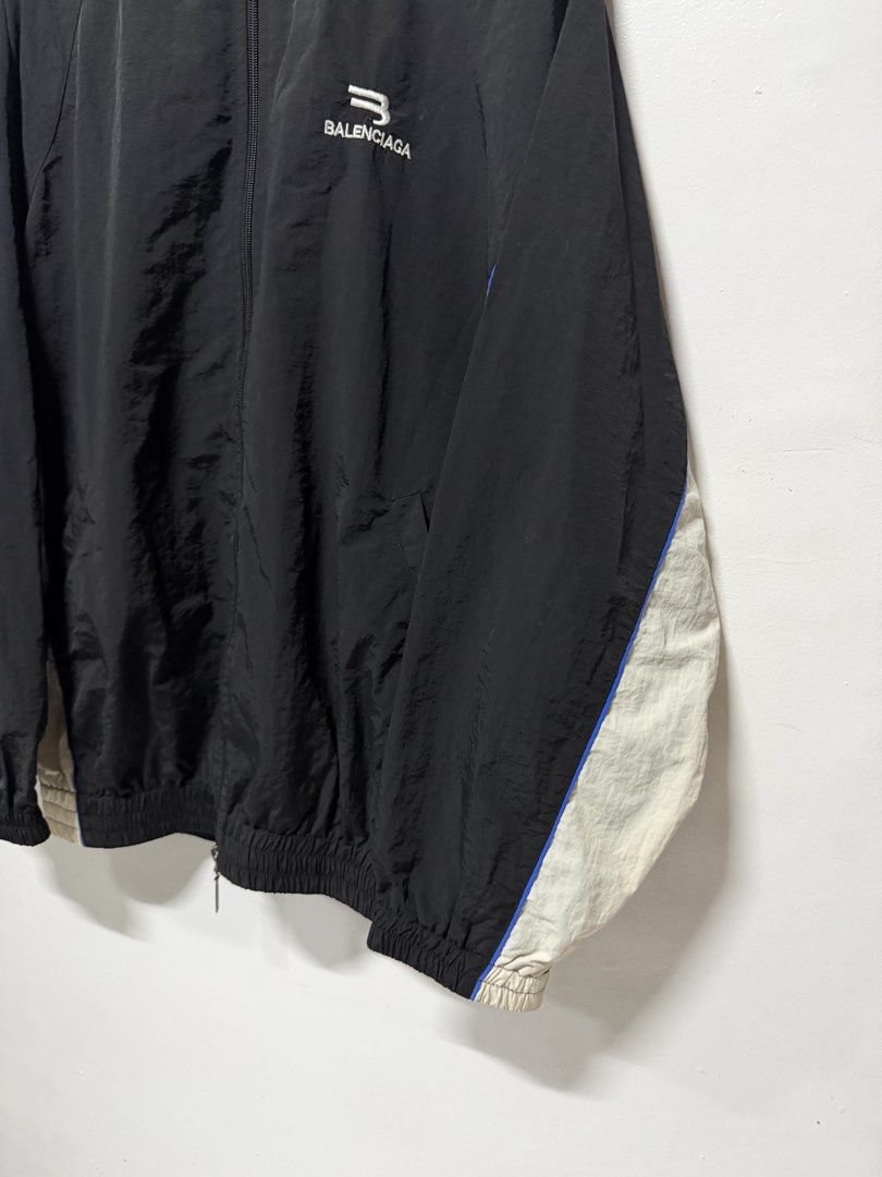 BALENCIAGA JACKET (Category: Coats, Jackets and Outerwear) located in Manila. Submitted by xmollyx (Listing ID 1462379449, Image 3). Description: 26/28 GOOD CONDITION COLOR RATE 9/10 STAIN.