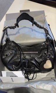 (Category: ) located in . Submitted by shopmyclosetbykris (Listing ID 1462401440, Image 1). Description: .