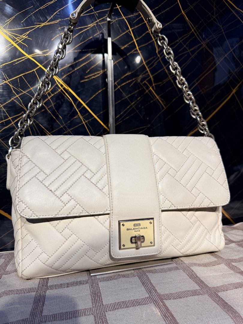 Balenciaga Shoulder Bag (Category: Luxury Bags & Wallets) located in Santiago. Submitted by twicebutnice03 (Listing ID 1462305841, Image 2). Description: Authetic Balenciaga bag Shoulder bag or Kili Kili Bag Still Good Condition vintage .