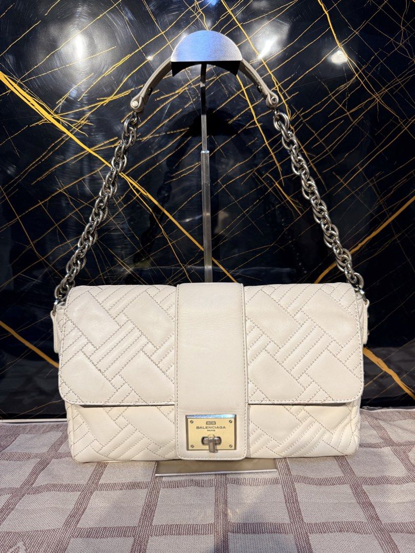 Balenciaga Shoulder Bag (Category: Luxury Bags & Wallets) located in Santiago. Submitted by twicebutnice03 (Listing ID 1462305841, Image 1). Description: Authetic Balenciaga bag Shoulder bag or Kili Kili Bag Still Good Condition vintage .