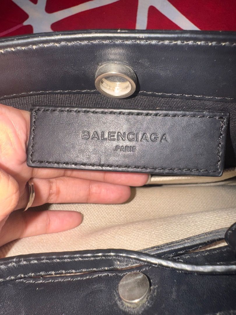 Balenciaga vintage (Category: Luxury Bags & Wallets) located in Claveria. Submitted by luxurybags.67 (Listing ID 1462335413, Image 3). Description: Bb underzip Coded Free sf.