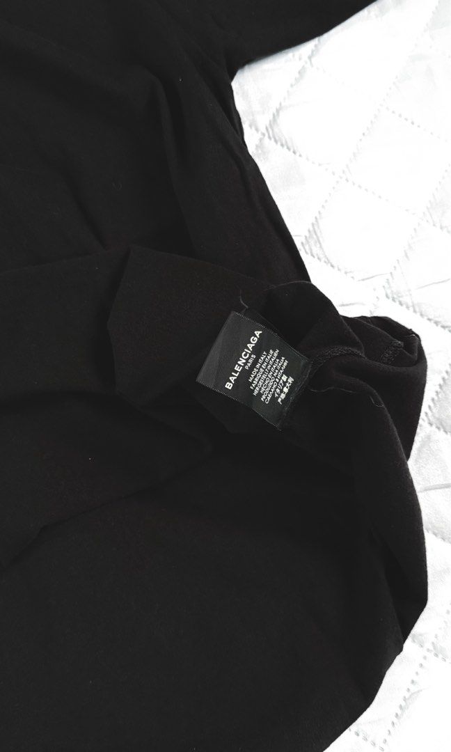 Balenciaga WFP (Category: Luxury Apparel) located in Rodriguez. Submitted by mighty_kiko13 (Listing ID 1462088131, Image 2). Description: - Balenciaga WFP - used twice or thrice - W 66cm x L 70cm - 1499 + sf.