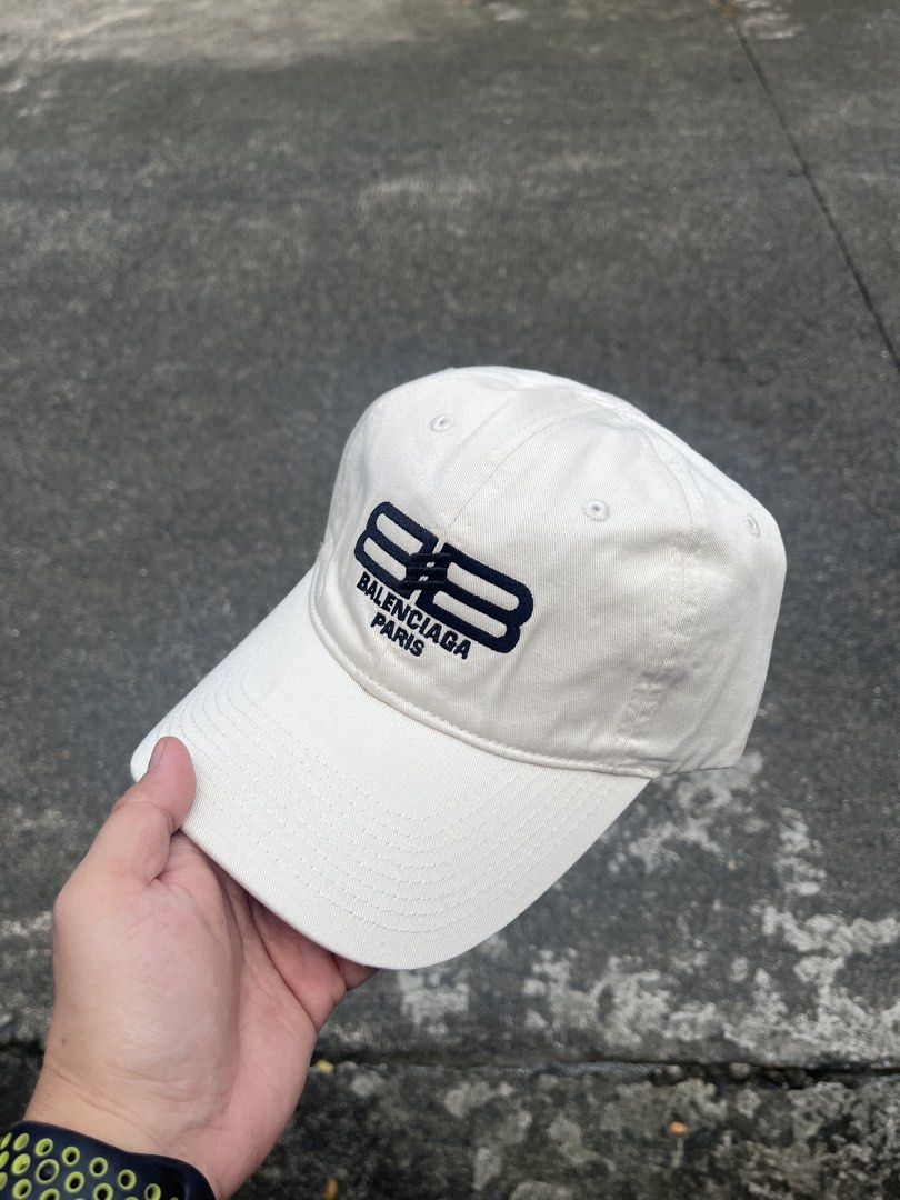 Balenciage Off white (Category: Caps & Hats) located in Manila. Submitted by mavixcollection (Listing ID 1462301671, Image 1). Description: AVAILABLE ❗️Brand New Item :Balenciaga off white SALE Price❗️ : ₱850 add 100 for shipping and handling via J&T Before : ₱1,400 ❌ Size: OSFA / Adjustable Bnew - never worn Swipe for more details➡️ Color may vary due to lighting 💡 NO COD ❎ Payment : Gotyme & Gcash 💳 No refunds, No return, No exchange ❎ Secure