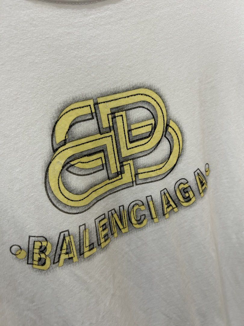 Balenciga BB interlock Logo (Category: Luxury Apparel) located in Manila. Submitted by cachegoodsuncovers (Listing ID 1462333540, Image 3). Description: 🚨Balencia BB Interlock Logo🚨 ✅️SIZE:M ✅️DIMES: - W20L29 ✅Heavy cloth ✅️CONDITION - Exellent ✅️COLOR RATE - 9.5/10 ✅️Complete tags ✅️Color may vary due to lighting ✅️ISSUE -❌ .
