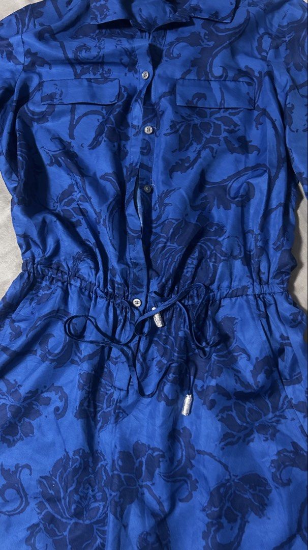 BANANA REPUBLIC (Category: Rompers) located in Davao. Submitted by sart0ria85 (Listing ID 1462376372, Image 3). Description: A royal blue printed romper. 100% POLYESTER MADE IN CHINA 🇨🇳 XSMALL. Size 0-2 EXCELLENT CONDITION (97/100).