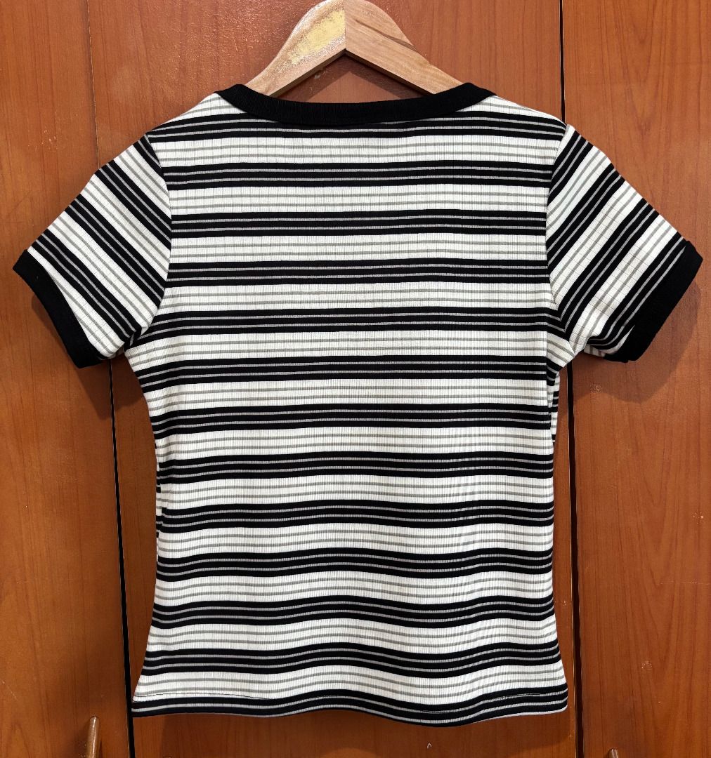 ‼️PAYDAY SALE‼️ Basic Striped Soft Cloud Crew Neck Ringer Tee (Black and Cream) - Small to Medium (Category: Others Tops) located in Rizal. Submitted by loveyumiii (Listing ID 1462418946, Image 3). Description: ✨Buy 3 or more items and get a random shirt for free!!✨ FLAT LAY MEASUREMENTS Shoulders: 13 inches Bust: 16 inches Waist: 15 inches Length: 19.5 inches SIZE: Small to Medium COLOR: Black and cream PRINT: Horizontal stripes MATERIAL: Ribbed
