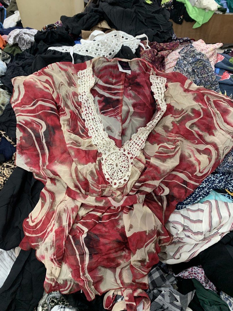 Batwing Sleeve Y2K Blouse (Category: Blouses) located in Kabankalan. Submitted by leans_closet (Listing ID 1462370984, Image 1). Description: S-m.