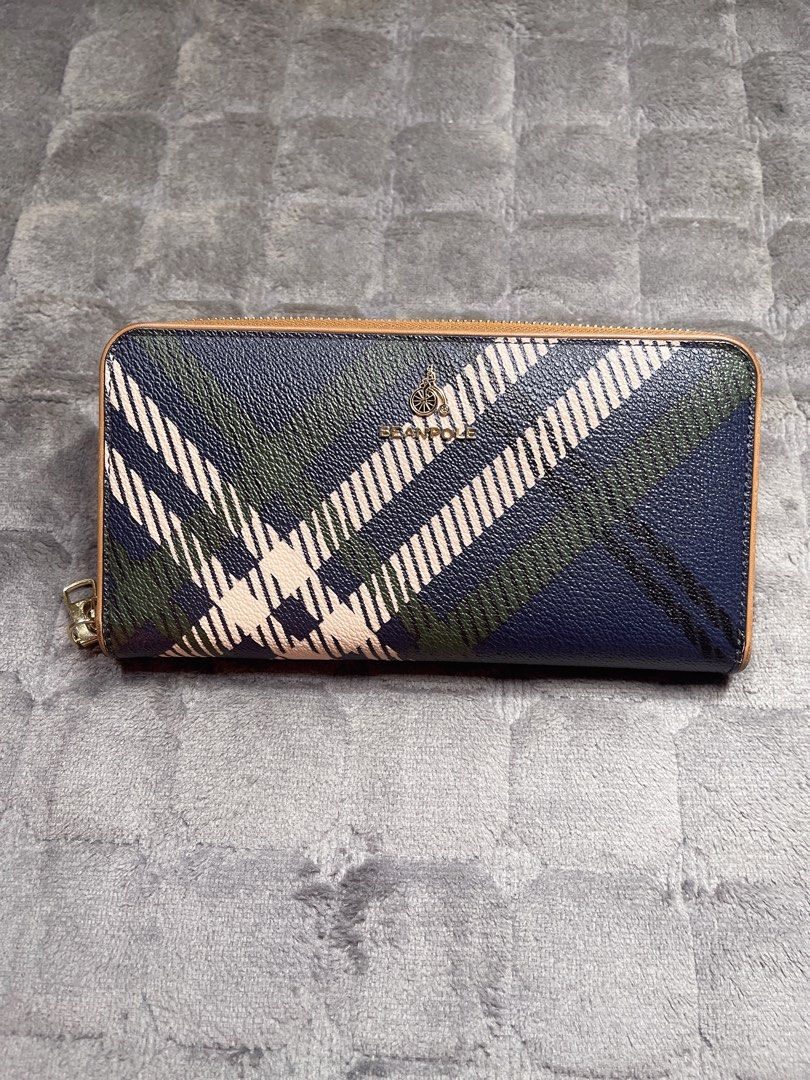 Super Sale Beanpole plaid zip around Long wallet. (Category: Wallets & Card holders) located in Quezon City. Submitted by donnabelle7572 (Listing ID 1462435125, Image 1). Description: ✨✨Details: • Preloved personal items but well-maintained • Authentic • Flaw with small chipping on the rubber lining. 📌📌Please manage your expectations as this is a preloved item. Minor signs of use may be present, but any major flaws will be disclosed. .
