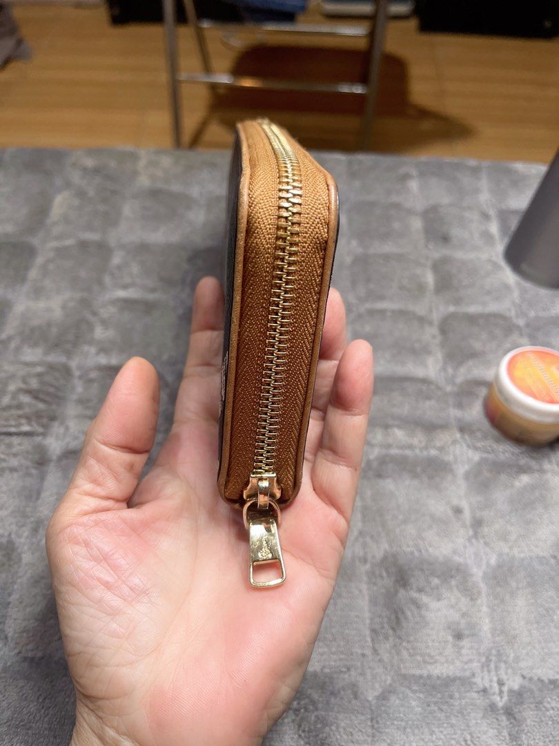 Super Sale Beanpole plaid zip around Long wallet. (Category: Wallets & Card holders) located in Quezon City. Submitted by donnabelle7572 (Listing ID 1462435125, Image 3). Description: ✨✨Details: • Preloved personal items but well-maintained • Authentic • Flaw with small chipping on the rubber lining. 📌📌Please manage your expectations as this is a preloved item. Minor signs of use may be present, but any major flaws will be disclosed. .