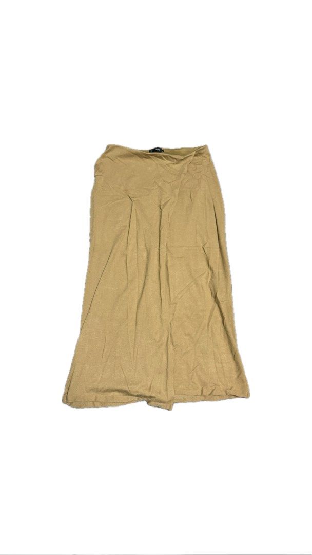 Beige MNG Slit Skirt (Category: Skirts) located in Paranaque City. Submitted by nikadeclutters (Listing ID 1462341116, Image 1). Description: Flowy beige A-line slit skirt from MNG with a subtle texture. Perfect for casual or dressed-up looks, and easy to pair with any top. .