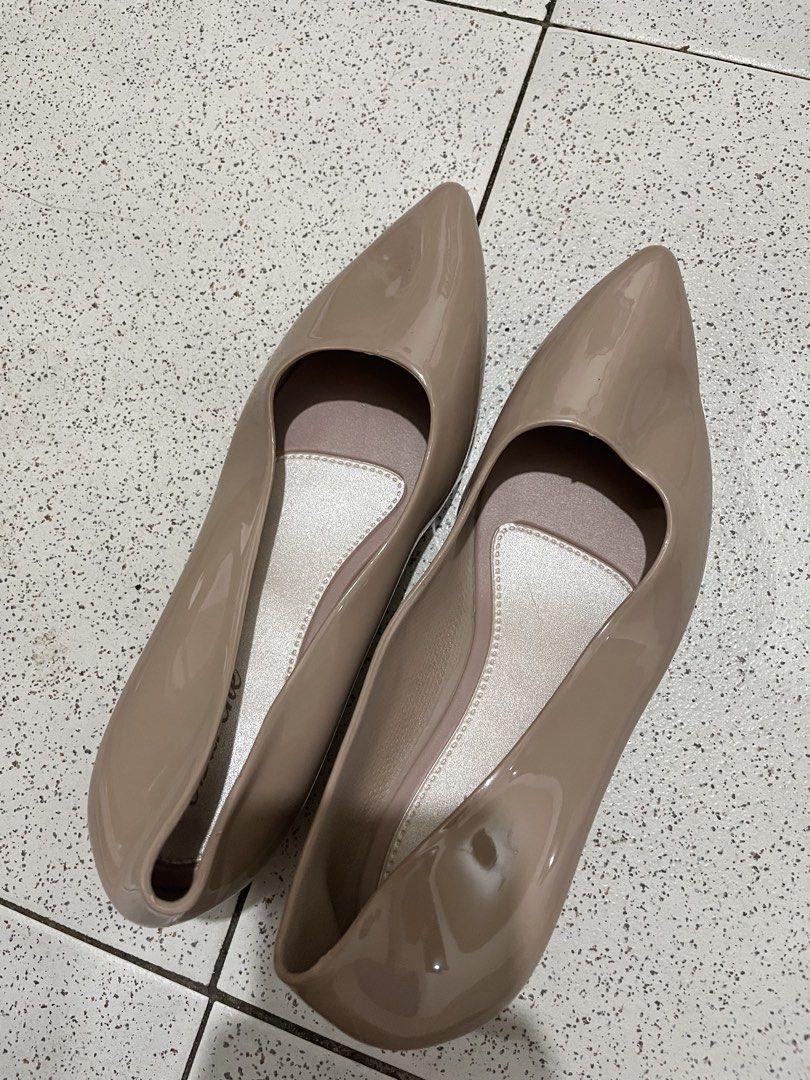 Beige Pointed Toe Block Heels (Category: Heels) located in Manila. Submitted by scythe.riego (Listing ID 1462367652, Image 1). Description: - Chic beige pointed toe heels - Trendy block heel for comfort - Glossy patent finish .