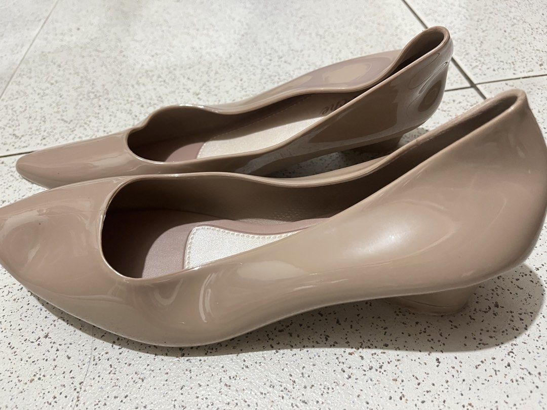 Beige Pointed Toe Block Heels (Category: Heels) located in Manila. Submitted by scythe.riego (Listing ID 1462367652, Image 3). Description: - Chic beige pointed toe heels - Trendy block heel for comfort - Glossy patent finish .