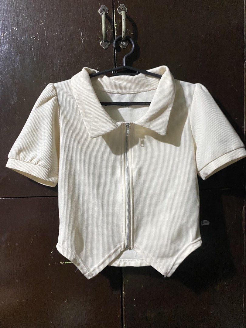 beige top xs-s (Category: Blouses) located in Pasig City. Submitted by fionithrifts (Listing ID 1462316196, Image 1). Description: .