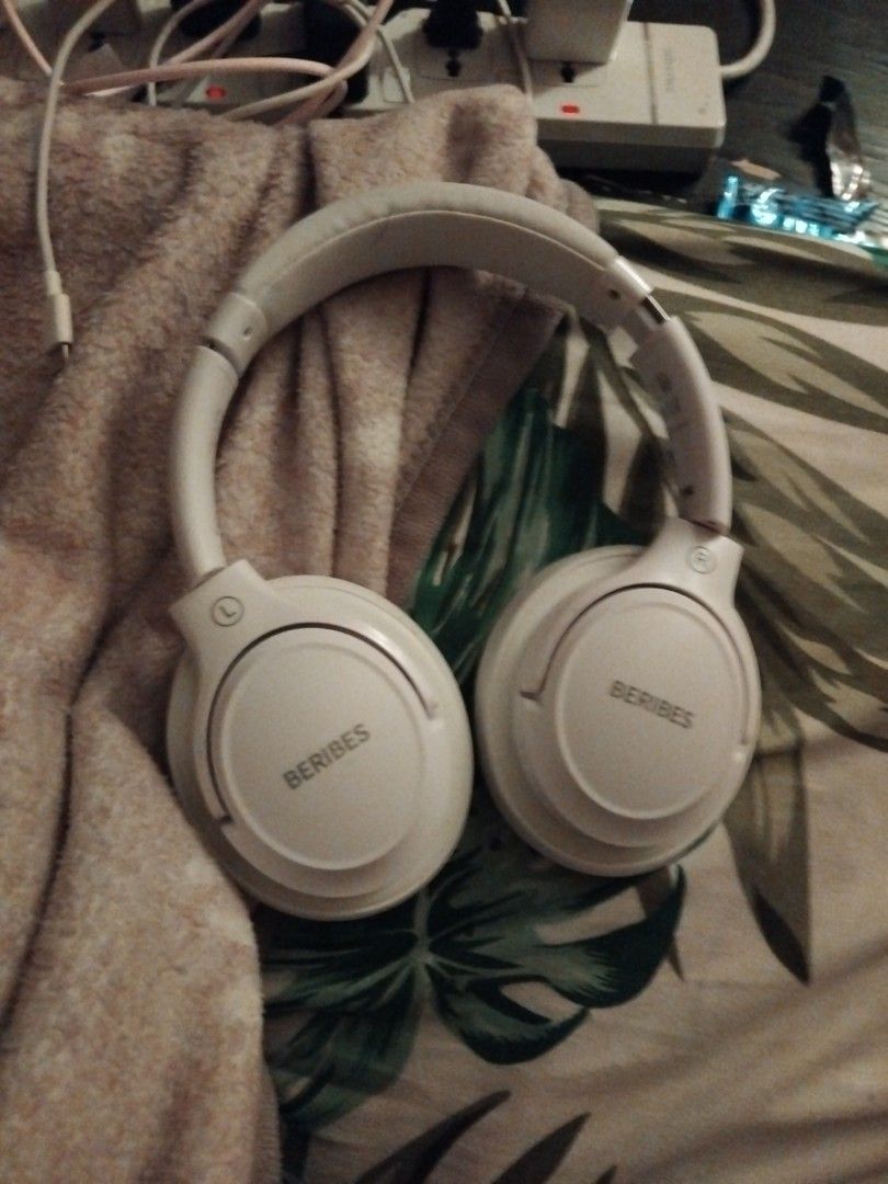 Beribes White Headset (Category: Headphones & Headsets) located in Manila. Submitted by elijahseri49471 (Listing ID 1462405421, Image 1). Description: Beribes headset, white. No Box, no wire. Maganda pa .