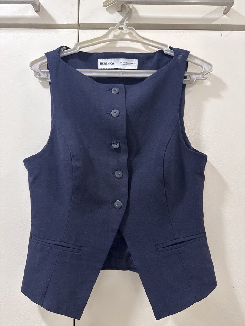 Bershka Navy Vest (Category: Sleeveless) located in Quezon City. Submitted by mm0ng (Listing ID 1462322104, Image 1). Description: Msg for ww.