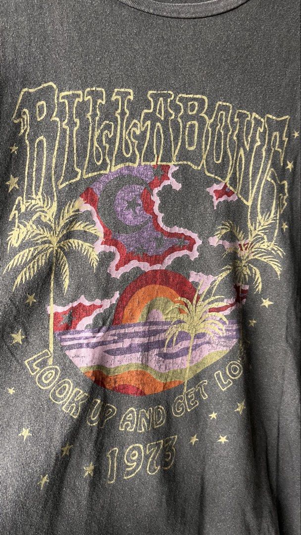 Billabong Graphic T-Shirt (Category: Tshirts & Polo Shirts ) located in Cabuyao City. Submitted by bulandos (Listing ID 1462409096, Image 2). Description: - Cool graphic tee from Billabong - Features a sunset and palm tree design - Text reads 'Look Up And Get Lost 1973' - Sleeveless cut - Great for casual wear.