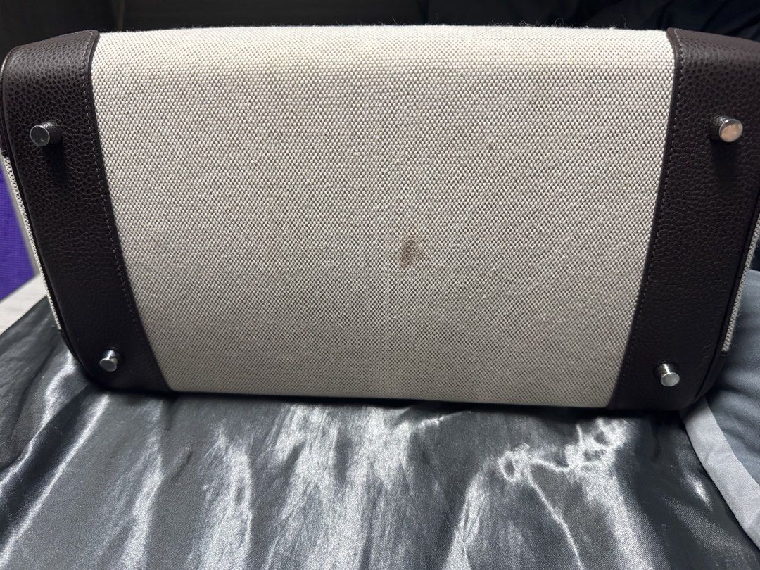 馬家Birkin帆布拼皮 （分類：Tote Bags）位於 Hong Kong。 由 wiseriver_08bc55 提交（商品編號 1462381021，圖片 4）。簡介： Hermes 啡色拼米白色帆布袋，配啡色皮革。銀色扣飾。袋底有金屬腳釘。袋身有少少污漬，皮革邊位有正常使用痕跡。整體都幾企理，實物好睇。有意請PM。。