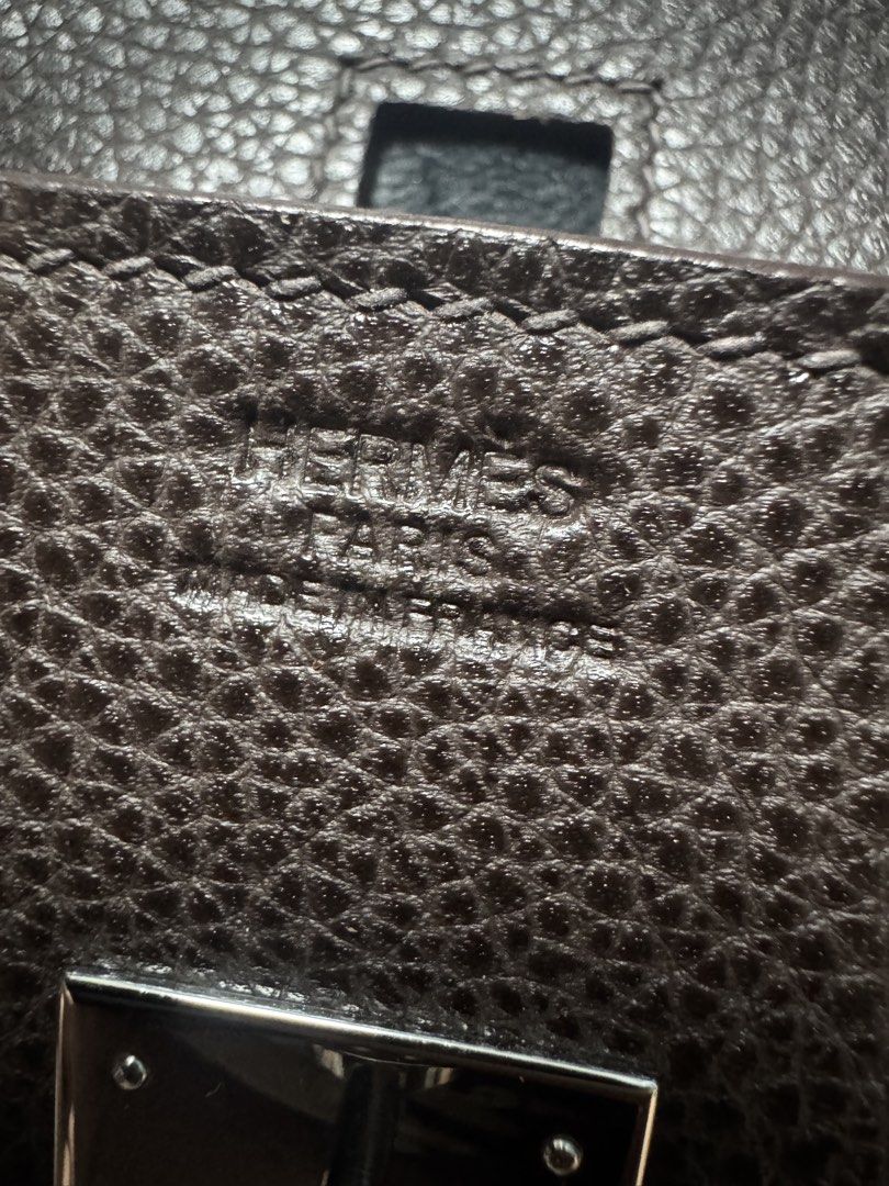馬家Birkin帆布拼皮 （分類：Tote Bags）位於 Hong Kong。 由 wiseriver_08bc55 提交（商品編號 1462381021，圖片 3）。簡介： Hermes 啡色拼米白色帆布袋，配啡色皮革。銀色扣飾。袋底有金屬腳釘。袋身有少少污漬，皮革邊位有正常使用痕跡。整體都幾企理，實物好睇。有意請PM。。