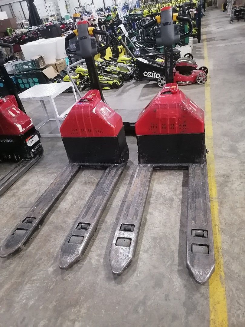 Bishamon BDH15-60M Electric Pallet Jack (Category: Construction & Building Materials) located in Muntinlupa City. Submitted by fast_bryantorrentefernand (Listing ID 1462366737, Image 1). Description: - Bishamon Electric Pallet Jack - Model: BDH15-60M - Capacity: 1500kg - Fork Width: 600mm - Fork Length: 1070mm - Battery Capacity: 72Ah - Self-Weight (with battery): 371kg - Origin: Made in China - Perfect for warehouse and logistics operations.