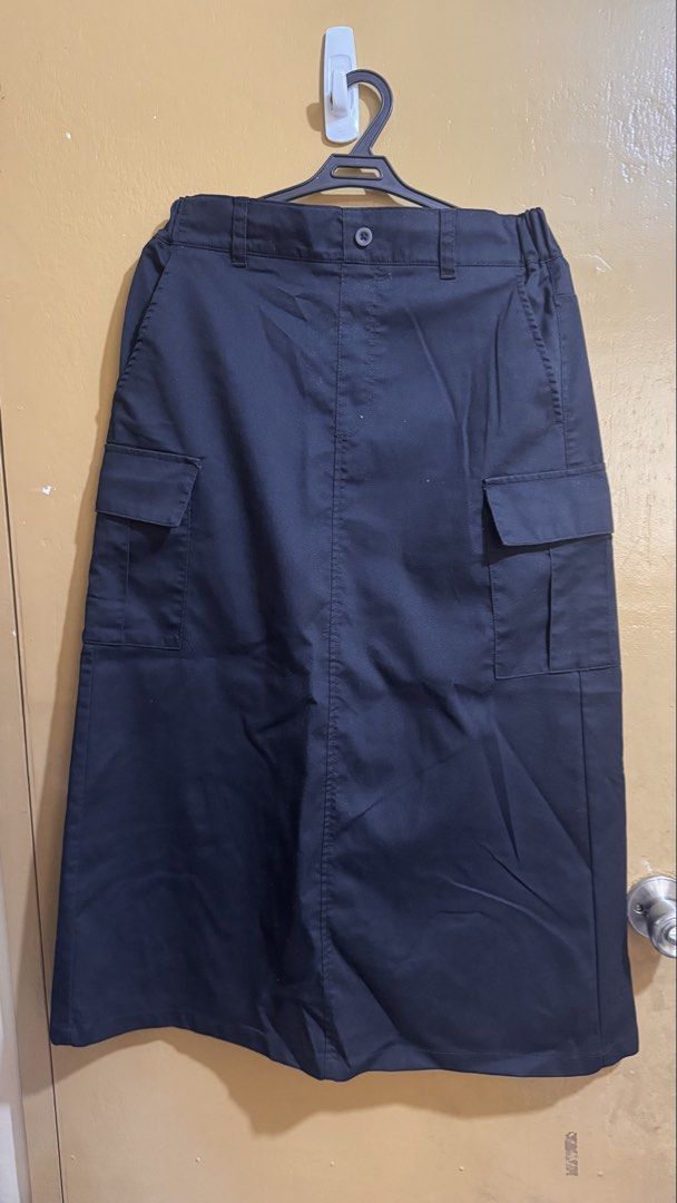 Black Cargo Midi Skirt (Category: Skirts) located in Pasig City. Submitted by cafeverona333 (Listing ID 1462393275, Image 2). Description: - Black midi skirt - Features cargo pockets - Elasticated waistband at the back for comfort - Made from a textured fabric - Ideal for casual wear - Pairs well with boots and a cute top.