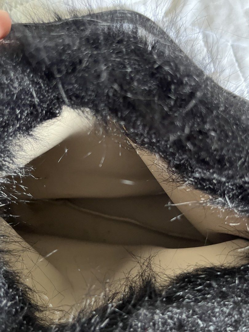 black fur hand bag y2k (Category: Purses & Pouches) located in Quezon City. Submitted by reverencesiren.ph (Listing ID 1462408965, Image 3). Description: no issues or flaws.