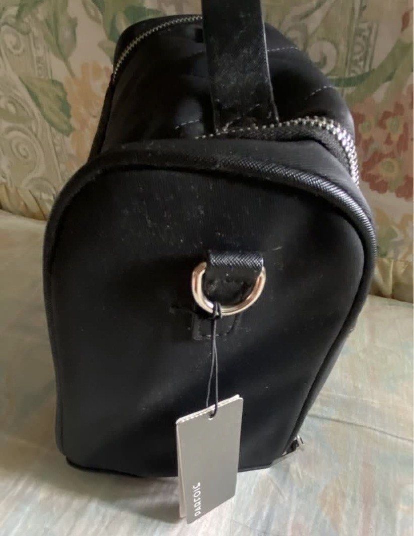 Black Insulated Lunch Bag from Parfois (Category: Food Organization & Storage) located in Muntinlupa City. Submitted by hollieberrygirl (Listing ID 1462278613, Image 2). Description: Black Insulated Lunch Bag from Parfois BNWT Approximate measurements L - 10, W - 5, H - 8 inches ₱885 SF c/o buyer NO RETURN NO EXCHANGE.