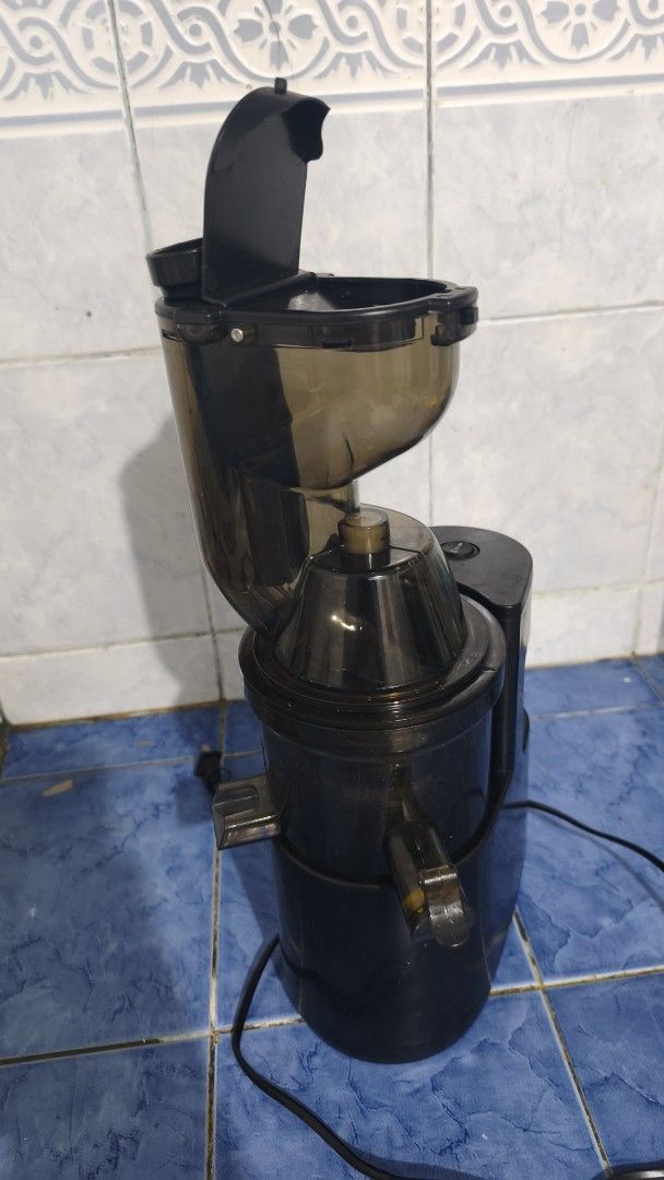 Black Juicer (Category: Juicers, Blenders & Grinders) located in Caloocan City. Submitted by exchano (Listing ID 1462291615, Image 2). Description: - Black juicer - Works well for fresh homemade juices - Easy to assemble and use - All parts shown in photos included - Ready for a new home.
