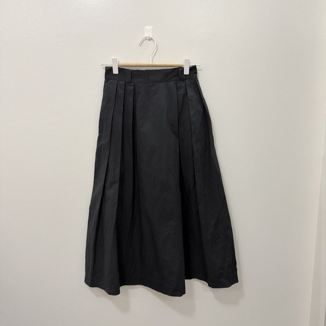 Black Pleated Midi Skirt (Category: Skirts) located in Rodriguez. Submitted by jrms23 (Listing ID 1462436801, Image 1). Description: - Classic black midi skirt - Features neat pleats all around - Made from a sturdy cotton blend fabric - Hangs nicely, perfect for dressing up or down - Easy to pair with various tops and blouses - A versatile addition to any wardrobe.