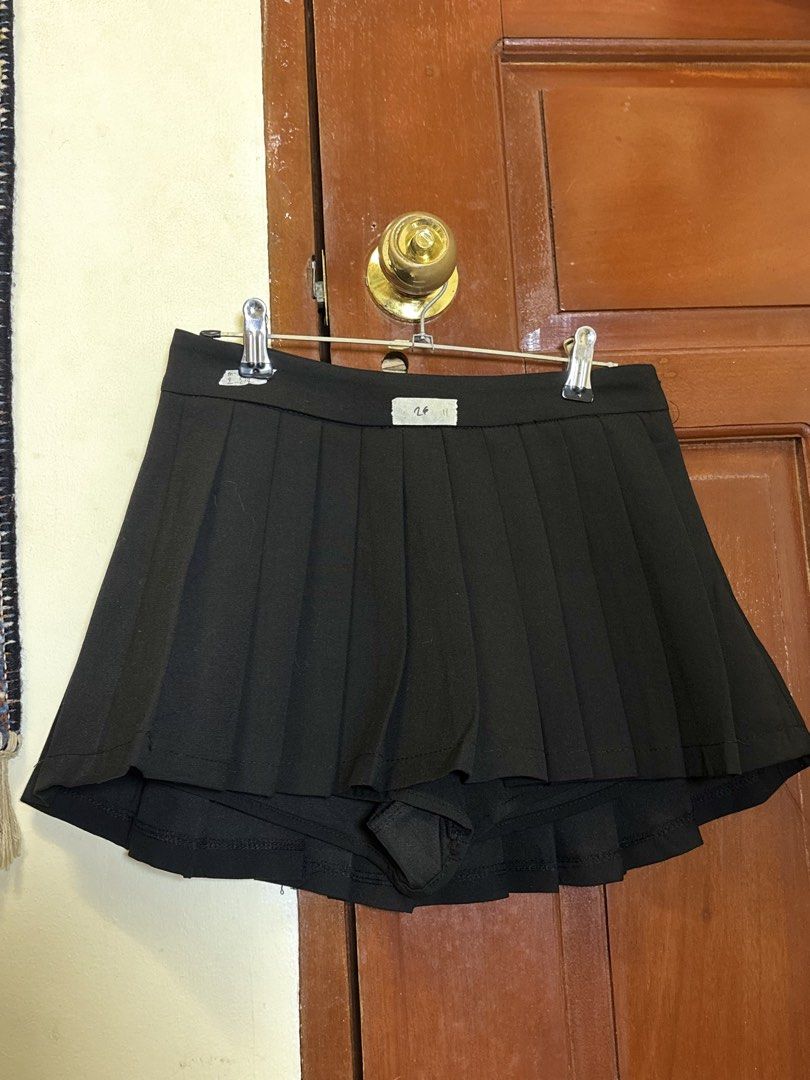 Black Pleated Mini Skirt (Category: Skirts) located in Laoag. Submitted by sushivara (Listing ID 1462424771, Image 1). Description: MINI PLEATED SKIRTTT GUYSSS SOAFER KAPAL NG TELA NETO LIKE LE IS GET! W/inner short Size 26 Rules: No joyjoy No cancellations (100 fee) 📍Laoag | Batac City Ilocos Norte.