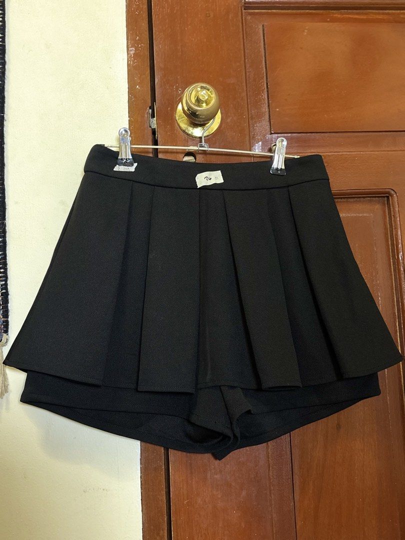 Black Pleated Mini skirt (Category: Shorts) located in Laoag. Submitted by sushivara (Listing ID 1462424772, Image 1). Description: MINI PLEATED SKIRT YALLL!! MAKAPAL TO FRR W/inner short Size 26 Rules: No joyjoy No cancellations (100 fee) 📍Laoag | Batac City Ilocos Norte .
