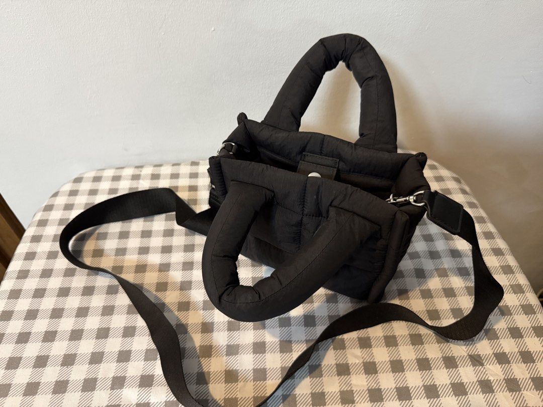 Black Puffer Tote Bag with Shoulder Strap (Category: Tote Bags) located in Manila. Submitted by sarj09732 (Listing ID 1462419692, Image 3). Description: - Stylish black puffer tote bag - Comfortable top handles - Includes a detachable shoulder strap for versatility - Secure snap button closure at the top - Spacious interior to hold all your essentials - Ideal for everyday use - Lightweight and easy to carry.