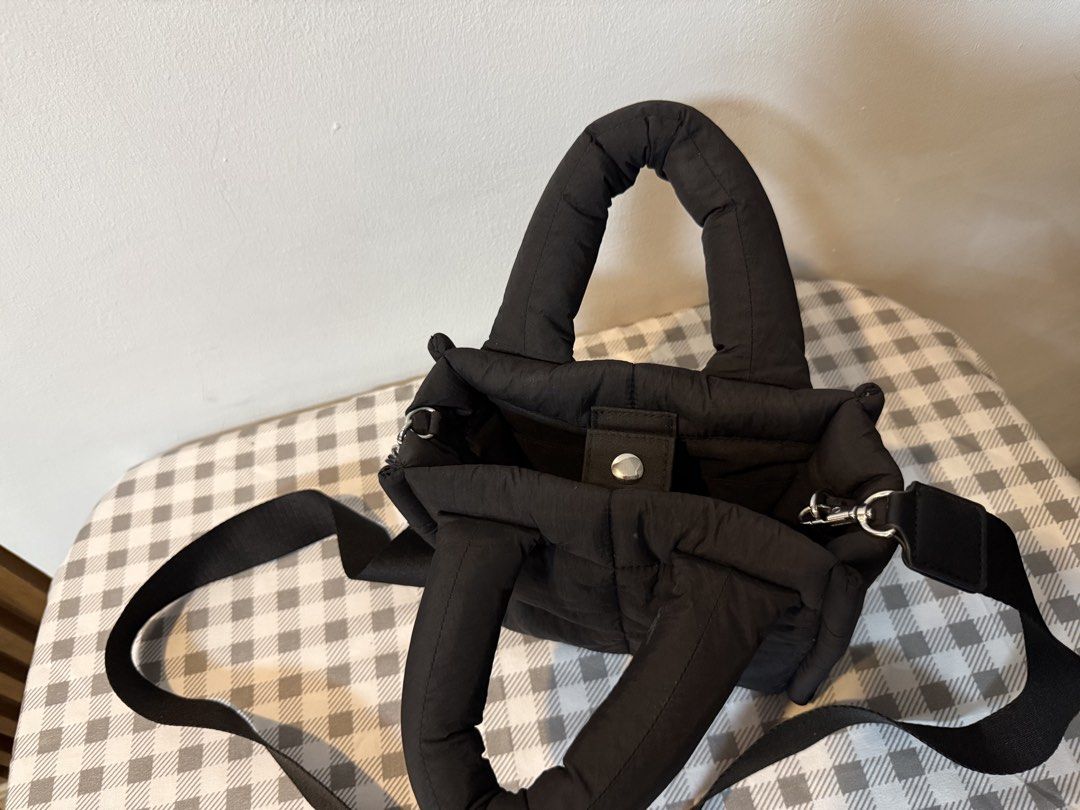 Black Puffer Tote Bag with Shoulder Strap (Category: Tote Bags) located in Manila. Submitted by sarj09732 (Listing ID 1462419692, Image 2). Description: - Stylish black puffer tote bag - Comfortable top handles - Includes a detachable shoulder strap for versatility - Secure snap button closure at the top - Spacious interior to hold all your essentials - Ideal for everyday use - Lightweight and easy to carry.