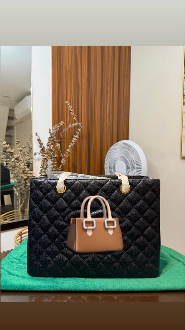 Black Quilted Tote Bag (Category: Luxury Bags & Wallets) located in Cebu City. Submitted by achelborden.crystal (Listing ID 1462413393, Image 1). Description: .