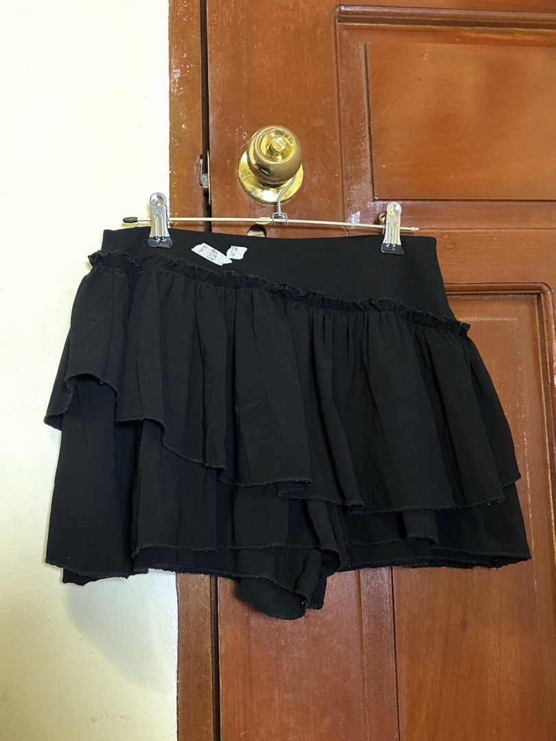 Black Ruffled Layered Mini Skirt (Category: Shorts) located in Laoag. Submitted by sushivara (Listing ID 1462424766, Image 1). Description: ASYMMETRICAL FLUFFY LAYERED SKIRTT!! IKEKEEP KOTO PAG AYAW NYO SOAFER KAPAL DIN NETOO!! w/ inner short Size 24-25 Rules: No joyjoy No cancellations (100 fee) 📍Laoag | Batac City Ilocos Norte .