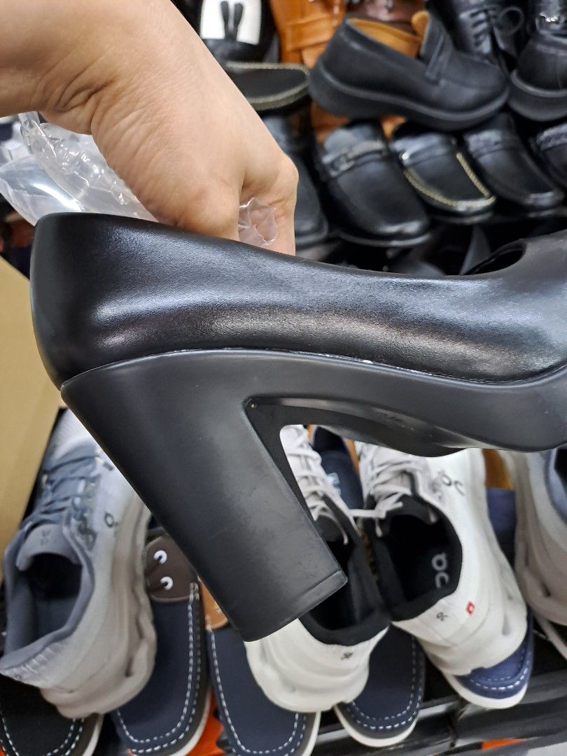 BLACK SHOES SIZE 7 (Category: Casual Shoes) located in Angeles City. Submitted by r.k.collectionluxe (Listing ID 1462377995, Image 2). Description: used only once!!! bagong bago pa to may cushion sobrang lambot sa paa, size 7 ang nabili ng sister ko size 6 ako, kaya di ko din talaga masuot, 3 inches heel height size 7 peeps go get nyo na to, sobrang comfy sa paa.