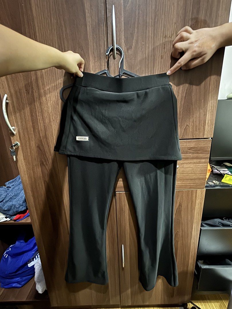 Black Skirt Pants (Category: Other Bottoms) located in Taguig. Submitted by wornbypi (Listing ID 1462400124, Image 1). Description: - Black skirt pants with a stylish flare leg design. - Comfortable and stretch fabric - Versatile for casual wear or workouts. ✅ Deliver only via Grab/Angkas/Lalamove within MM ✅ LBC for outside MM (delivery every Wednesday ✅ MOP: gcash, maya ❌ No returns or refunds (aside from exceptional cases).